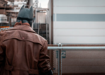 Indossa una maschera da Batman, ma finisce inseguito e speronato: il motivo è assurdo