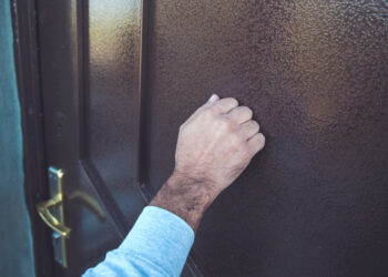 Truffavano anziane vedove e si godevano la vita in Ferrari e viaggi di lusso: smascherata la banda del lusso