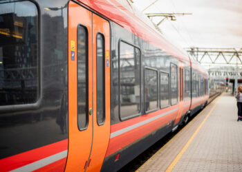 Camion trancia i cavi della ferrovia a Cavallermaggiore: oltre 30 treni soppressi