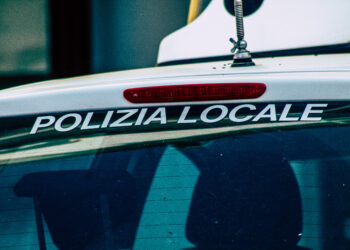 La pattuglia insegue uno scooter ma si schianta: agenti ferite, suv ribaltato