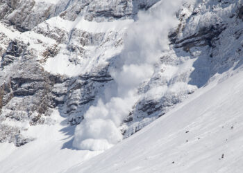 Prima il boato, poi il crollo della neve: otto sciatori travolti da una valanga