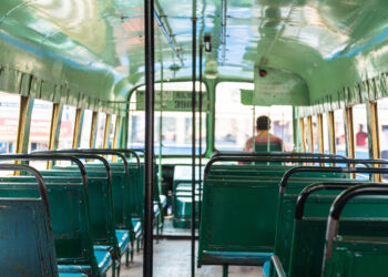 Tragedia a Bangalore: autobus uccide madre e figlio di 8 anni, autista in fuga