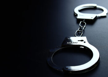 Tenta la truffa del finto incidente, ma l’anziana lo incastra con l’aiuto della polizia