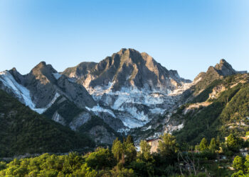 Scivola sul ghiaccio durante un’escursione: trovato morto un 60enne sulle Alpi Apuane