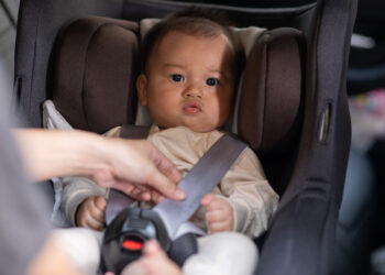 Bimbo di 19 mesi cade dall’auto in corsa: madre lo raccoglie e riparte