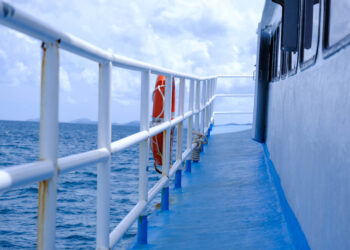 Traghetto affonda con oltre 350 persone a bordo: il bilancio è drammatico