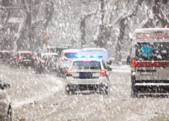 Ghiaccio e neve scatenano l’inferno: 100 veicoli coinvolti in un incidente in Francia