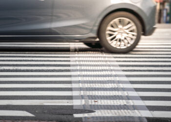 Travolto sulle strisce pedonali: 25enne muore sul colpo sotto gli occhi dei passanti