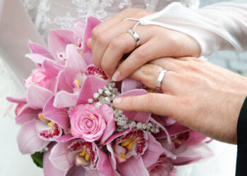 Tina e Roger si sposano in volo: matrimonio tra le nuvole… ma il bagno scatena il caos