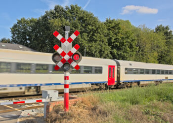 Treno con 300 persone travolge un’auto al passaggio a livello: paura ad Abbiategrasso