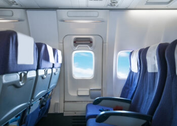 Sale su un volo per Milano senza passaporto né biglietto: scoperta solo sopra l’Atlantico