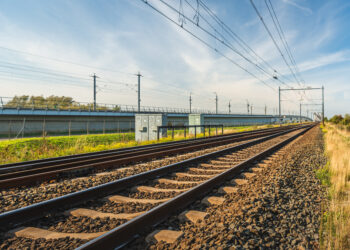 Ha le cuffie e non sente il treno: 17enne muore travolto sui binari