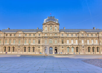 Dieci anni di truffe al Louvre: sequestri e arresti a Parigi