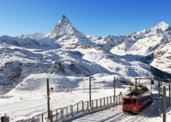 Treno deraglia in Svizzera travolto da una valanga: diversi feriti