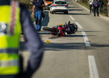 Tragedia in autostrada: un 17enne senza patente travolge e uccide un motociclista