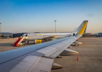 Sale sul tetto di un aereo e blocca il decollo: “Voglio tornare nel mio Paese”