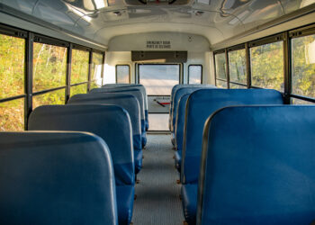 Incidente tra scuolabus e auto: donna incastrata tra le lamiere, alcuni feriti