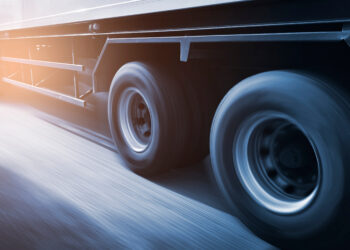 Camion perde un frigorifero sulla Pontina, tre auto coinvolte in un tamponamento a catena