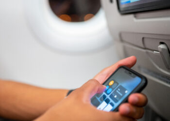 Scherzo in volo scatena il panico: jet militari decollano per scortare l’aereo