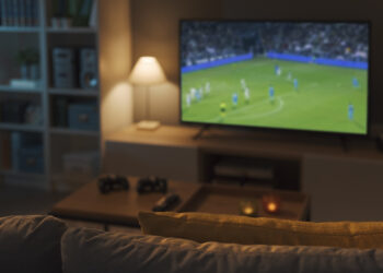 Urla contro l’arbitro in tv, la moglie pensa siano per lei e lo accoltella