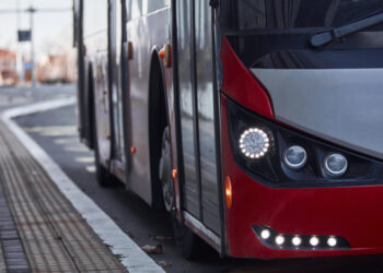 Aveva l’abbonamento, ma non lo trovava: 15enne disabile lasciato sotto la pioggia dall’autista