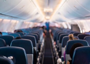 Qual è il posto più sicuro in aereo in caso di incidente? Cosa dice davvero la statistica