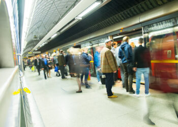 Guasto a un treno a Milano Centrale: mattina da incubo per i pendolari