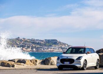 Suzuki presenta Swift Hybrid Sakura: l’edizione speciale ispirata al fiore di ciliegio