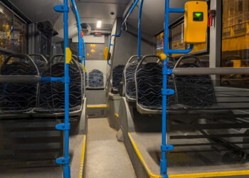 Panico sul bus a Tor Bella Monaca: passeggeri minacciati e bottiglia contro il mezzo