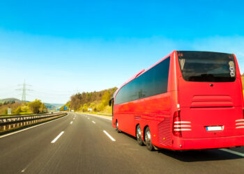 Pullman lo dimentica in area di servizio: paura per un 67enne senza farmaci salvavita