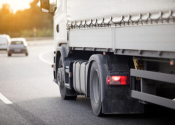 Banconote cadono da un camion della frutta: automobilisti fermano le auto per raccogliere il denaro