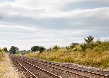 Treno travolge una moto: tensione e rogo del convoglio dopo l’incidente