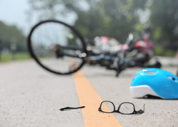 Travolge tre ciclisti uno dopo l’altro: arrestata per tentato omicidio plurimo