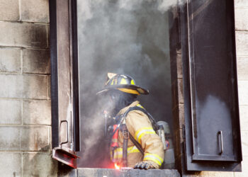Rogo vicino alla Glasgow Central Station: palazzo in macerie dopo ore di fiamme