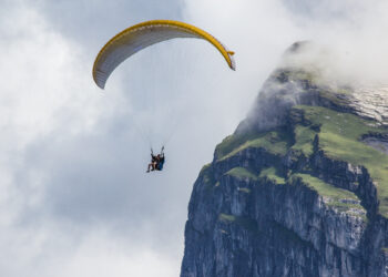 Dramma alle Canarie: Cristina precipita con il parapendio, aveva 28 anni