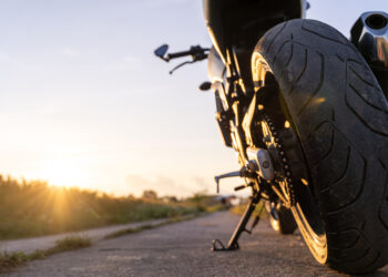 Influencer muore a 25 anni in moto: poche ore dopo il padre si toglie la vita