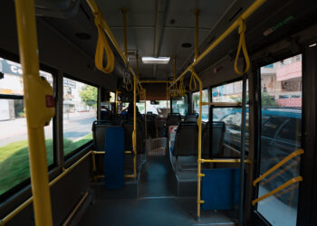 Accoltellata su un bus e tenuta in ostaggio per 15 minuti