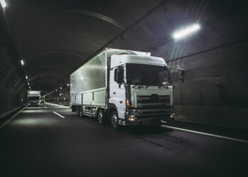 Paura in autostrada: maxi tamponamento in galleria con oltre 80 veicoli coinvolti