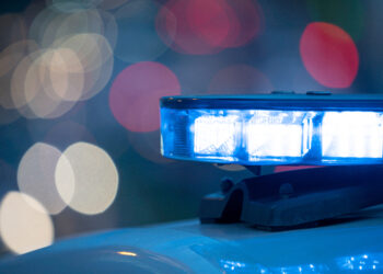 Paura in strada: minacciata con un’accetta mentre sale in auto, salvata da due passanti