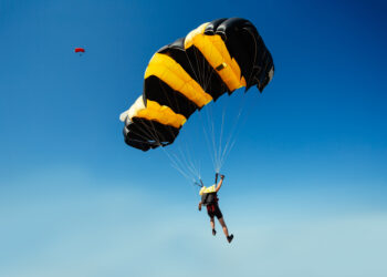 Paracadutista 51enne precipita e muore: virata fatale a pochi metri dal suolo