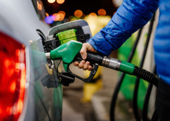 Carburanti, aumenti record: gasolio +16% e benzina in rialzo dopo le tensioni geopolitiche