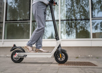 Monopattini elettrici, dal 16 maggio obbligo di targa e assicurazione