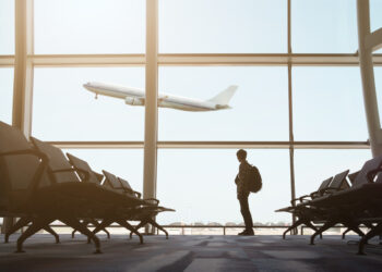 Aerei a rischio carburante: voli cancellati e biglietti più cari se la guerra continua