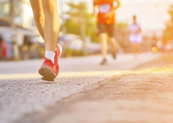 Esulta prima del traguardo e viene beffato all’ultimo metro: finale incredibile alla maratona
