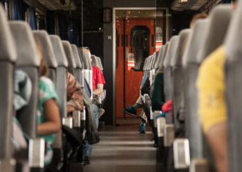 Caos sui binari a Milano: urto tra due treni, passeggeri bloccati per ore