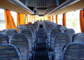 Sostanza corrosiva su un autobus: tre passeggeri ustionati