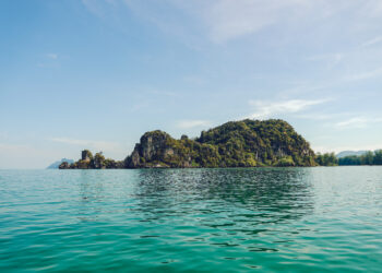 Nave da crociera incagliata alle Fiji: guasto al motore e allarme ambientale