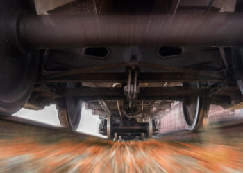 Bloccano un treno con il freno di emergenza: denunciato un 21enne nel Torinese