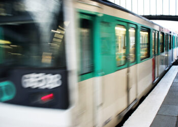 Muore sulla banchina della metro a Napoli: stop ai treni per circa due ore