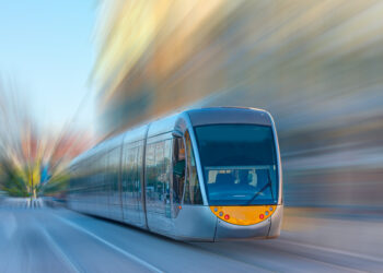 Orrore in stazione: tenta di gettare un passeggero sotto il treno